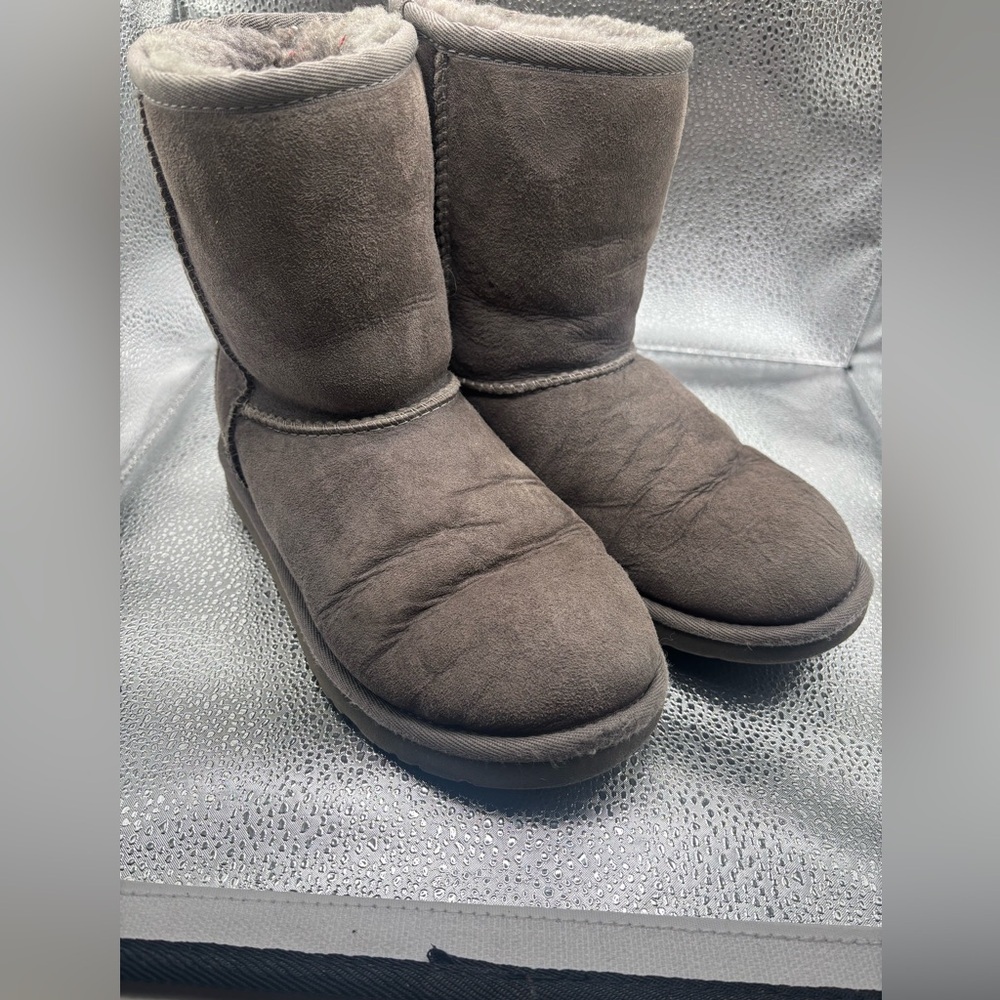 UGG Boots Grey Classic Short Suede Sheepskin Womens Size 6/ Youth Size 4